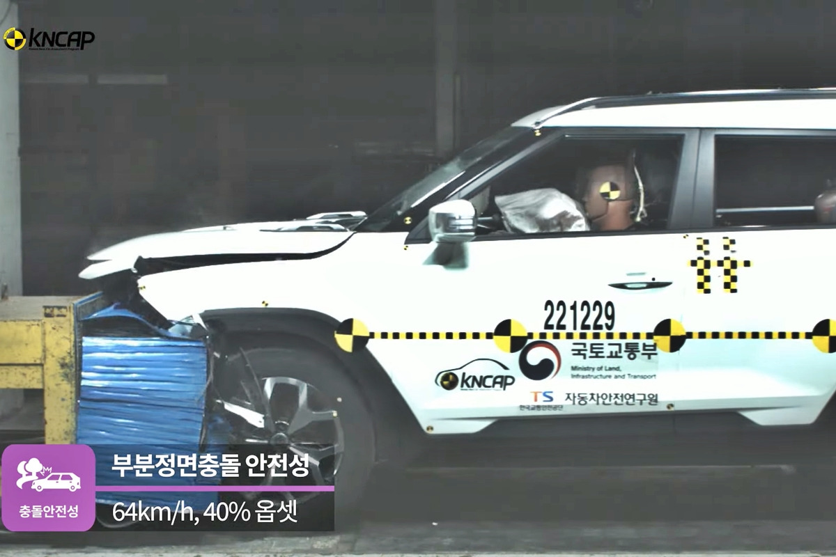 4_쌍용 토레스 부분 정면충돌 안전성 평가_유튜브 'koreancap'.jpg