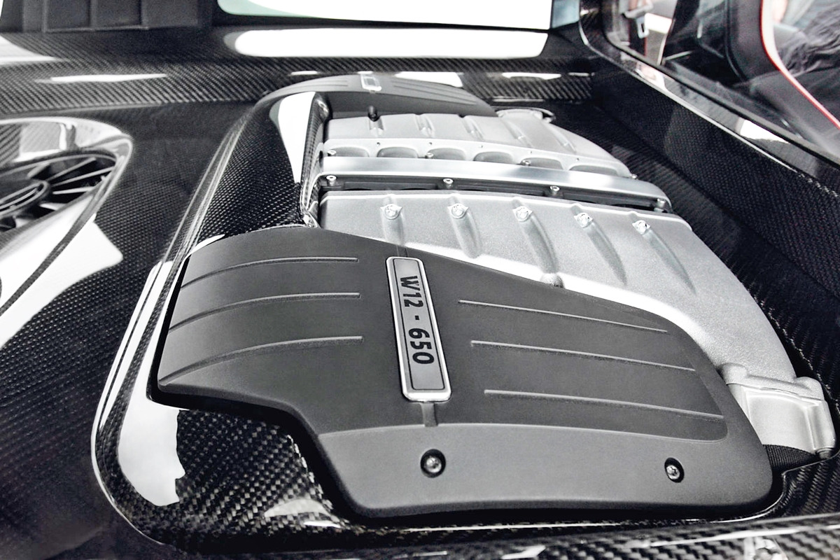 2_폭스바겐 골프 GTI W12 650 엔진룸_Volkswagen Newsroom.jpg