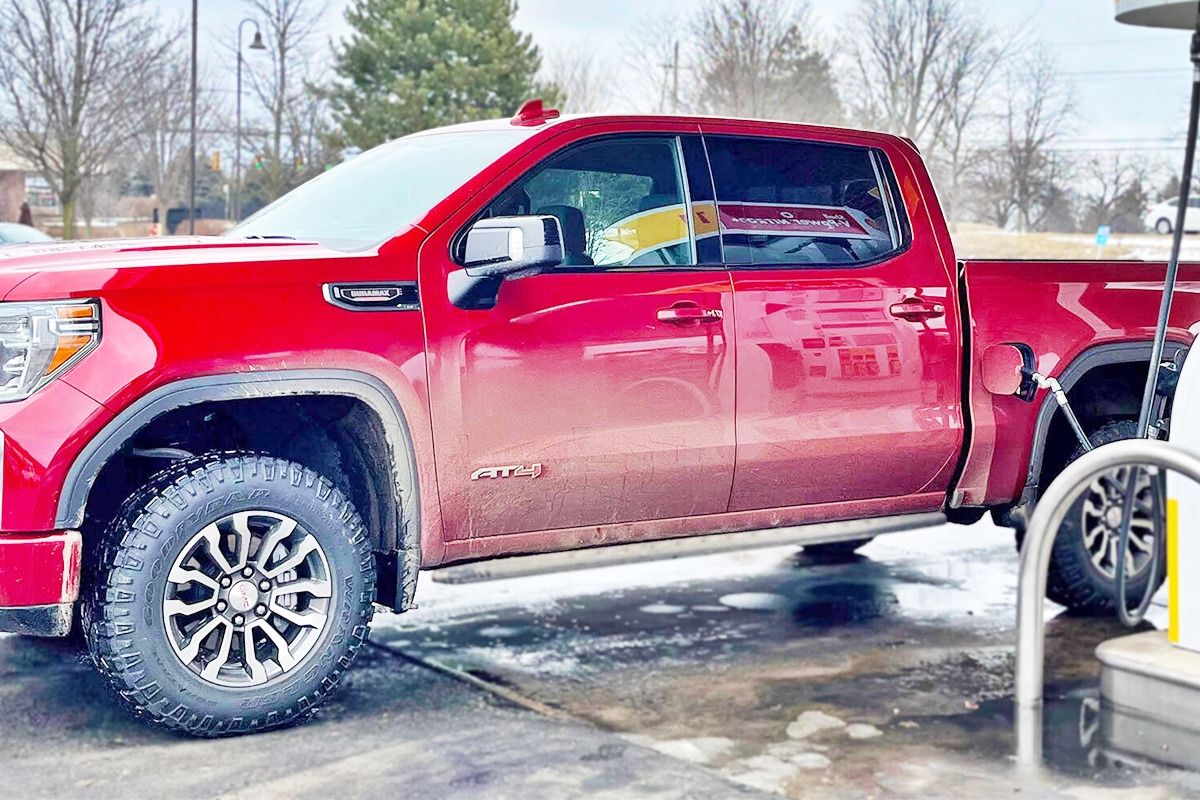 2_주유 중인 GMC 시에라_유튜브 채널 'Daily Motor'.jpg