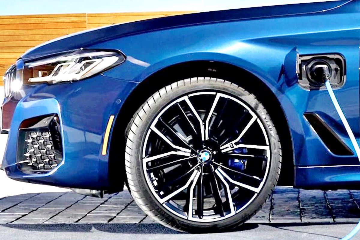 BMW 7시리즈 PHEV BMW of Turnersvill.jpg