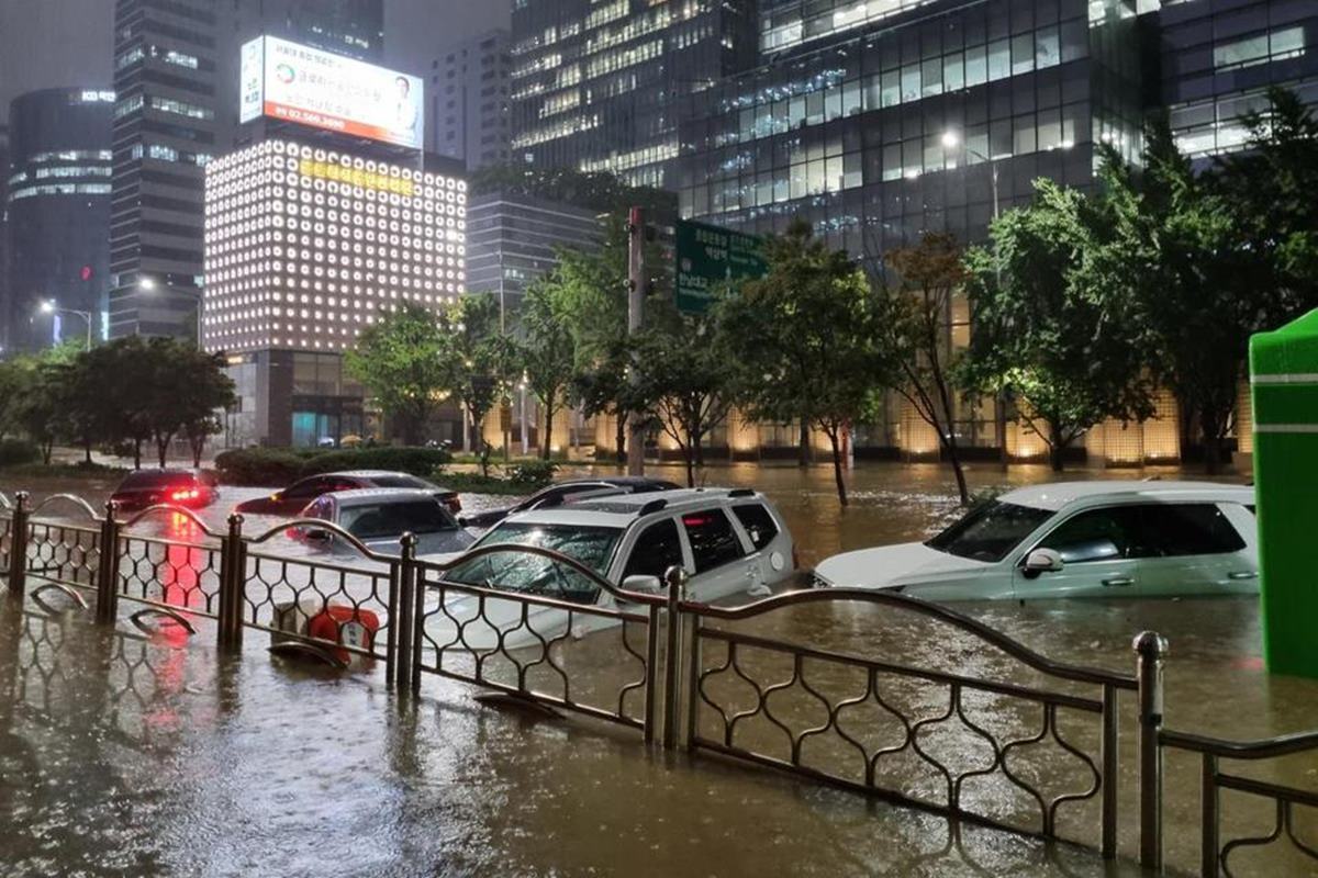 매일경제 물에 잠긴 강남, 논현 일대.jpg