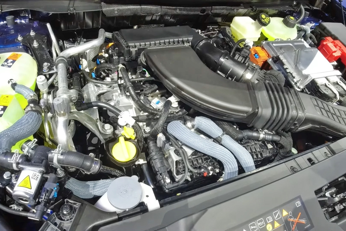 5_르노 에스파스 엔진룸_유튜브 채널 'Motorionline'.jpg