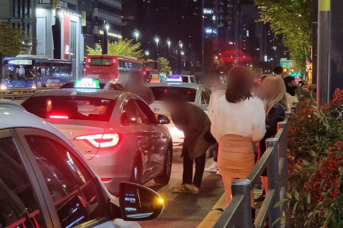 야간에 택시를 잡는 승객들 헤럴드경제.jpg