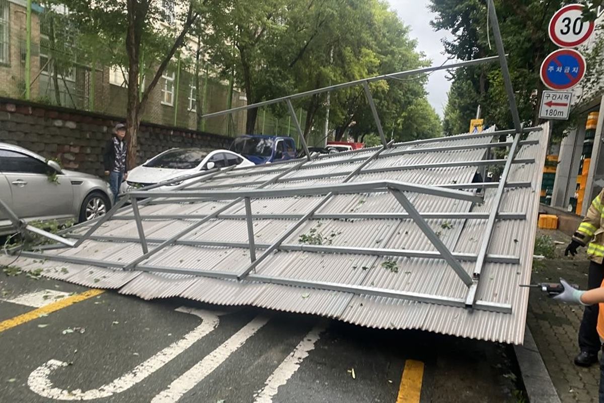 한국경제 대구에서는 대형 간판이 부서졌다.jpg