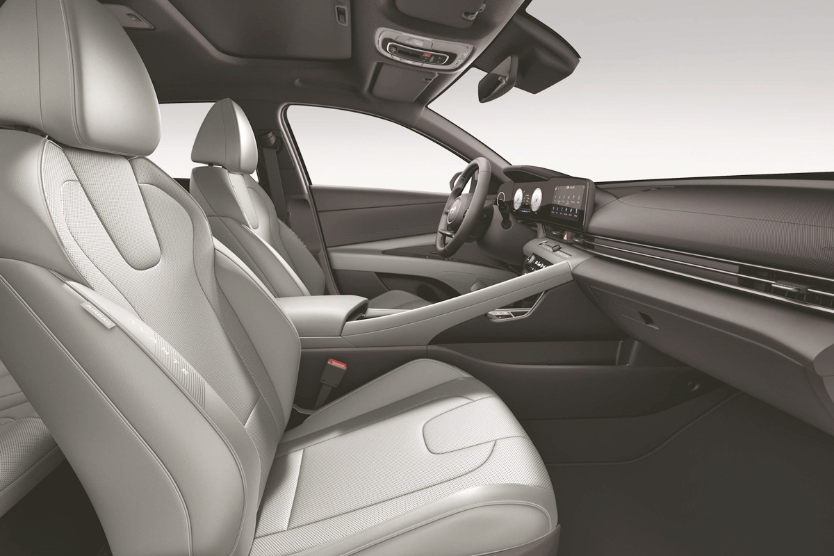 4_현대 아반떼 페이스리프트 인테리어.jpg