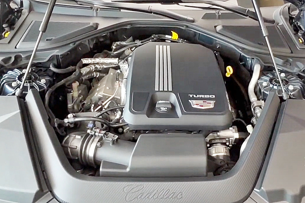 5_캐딜락 CT6 엔진룸_유튜브 채널 'Crazy car'.jpg