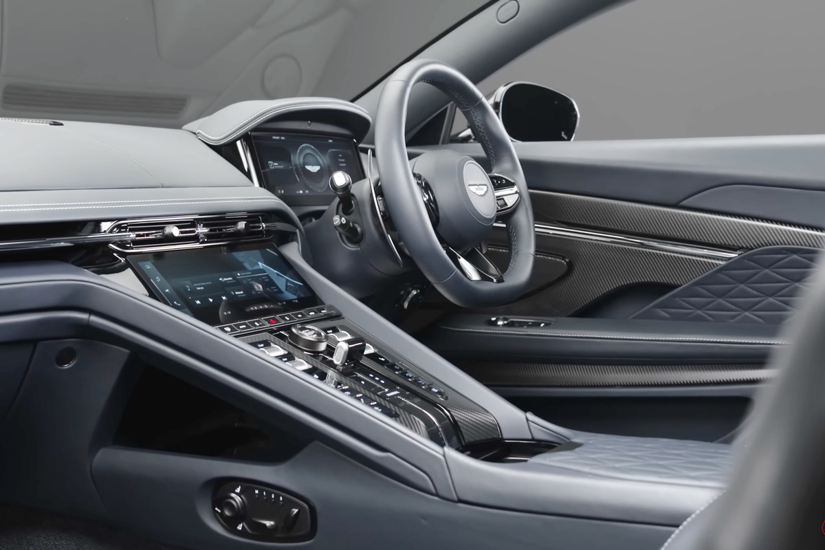 5_애스턴마틴 DB12 인테리어_유튜브 채널 'Mr JWW'.jpg