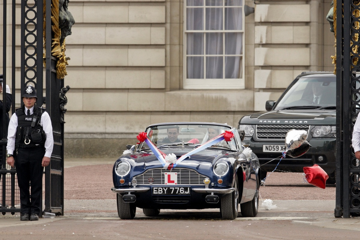 애스턴 마틴을 선호하는 영국 왕실.jpg