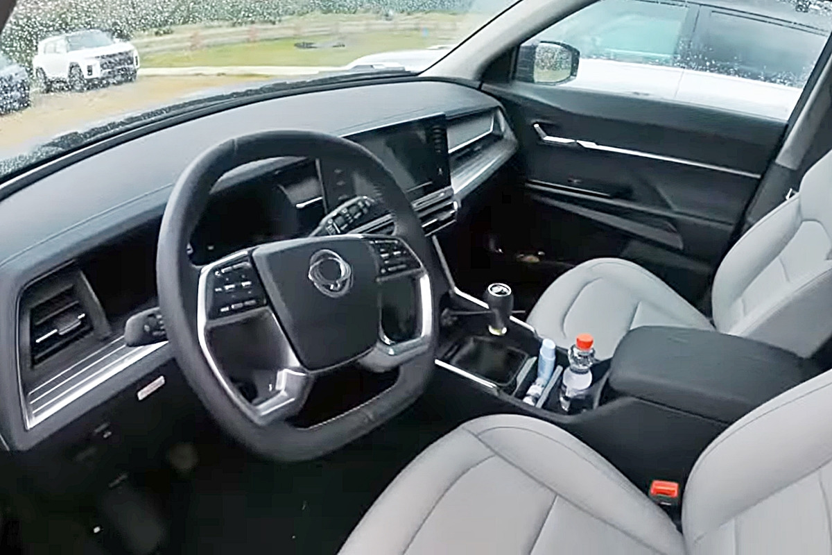 5_쌍용 토레스 수동변속기_유튜브 채널 'Autos Rodando'.jpg