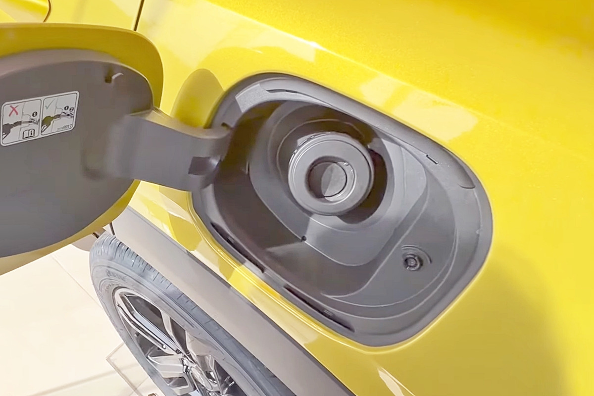 2_쉐보레 트랙스 크로스오버 캡리스 주유구_유튜브 채널 '테크논스'.jpg