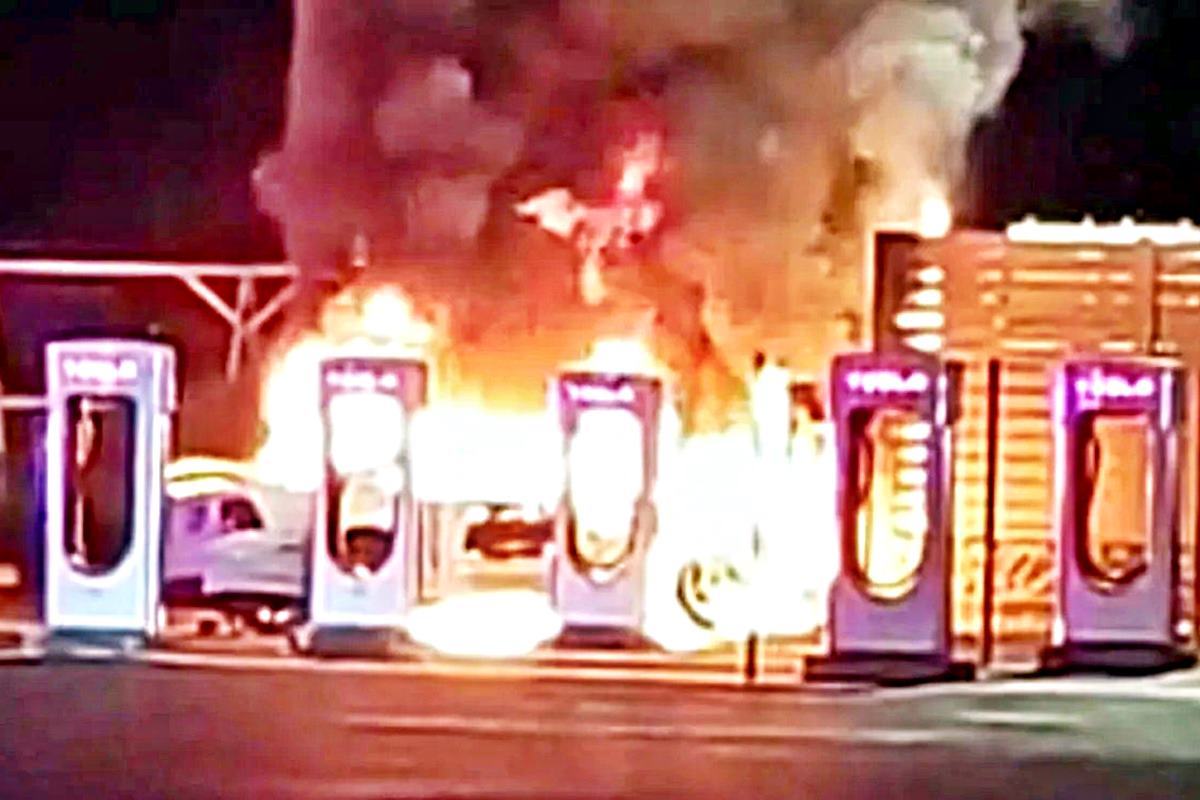 전기차 충전소 화재 Electrek.jpg