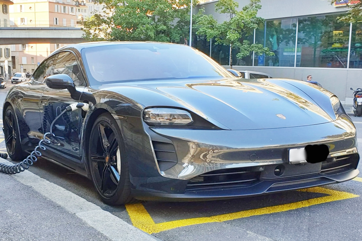 9_포르쉐 타이칸_Reddit.jpg