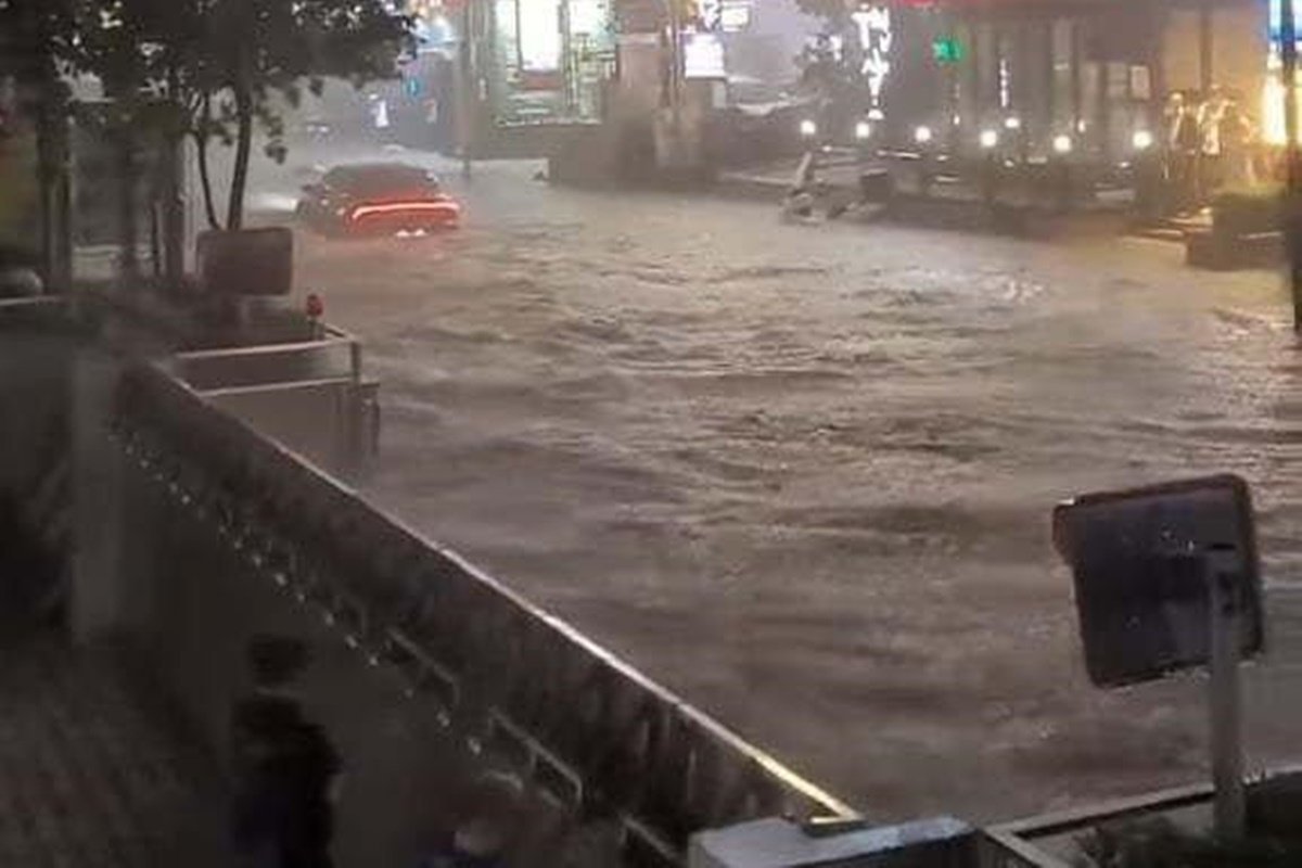 차단막으로 폭우 막는 빌딩.jpg