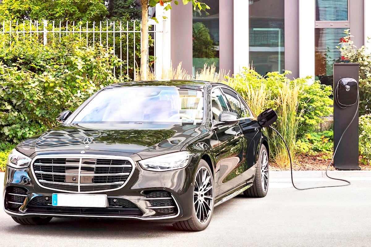 충전 중인 S580 PHEV CarBuzz.jpg