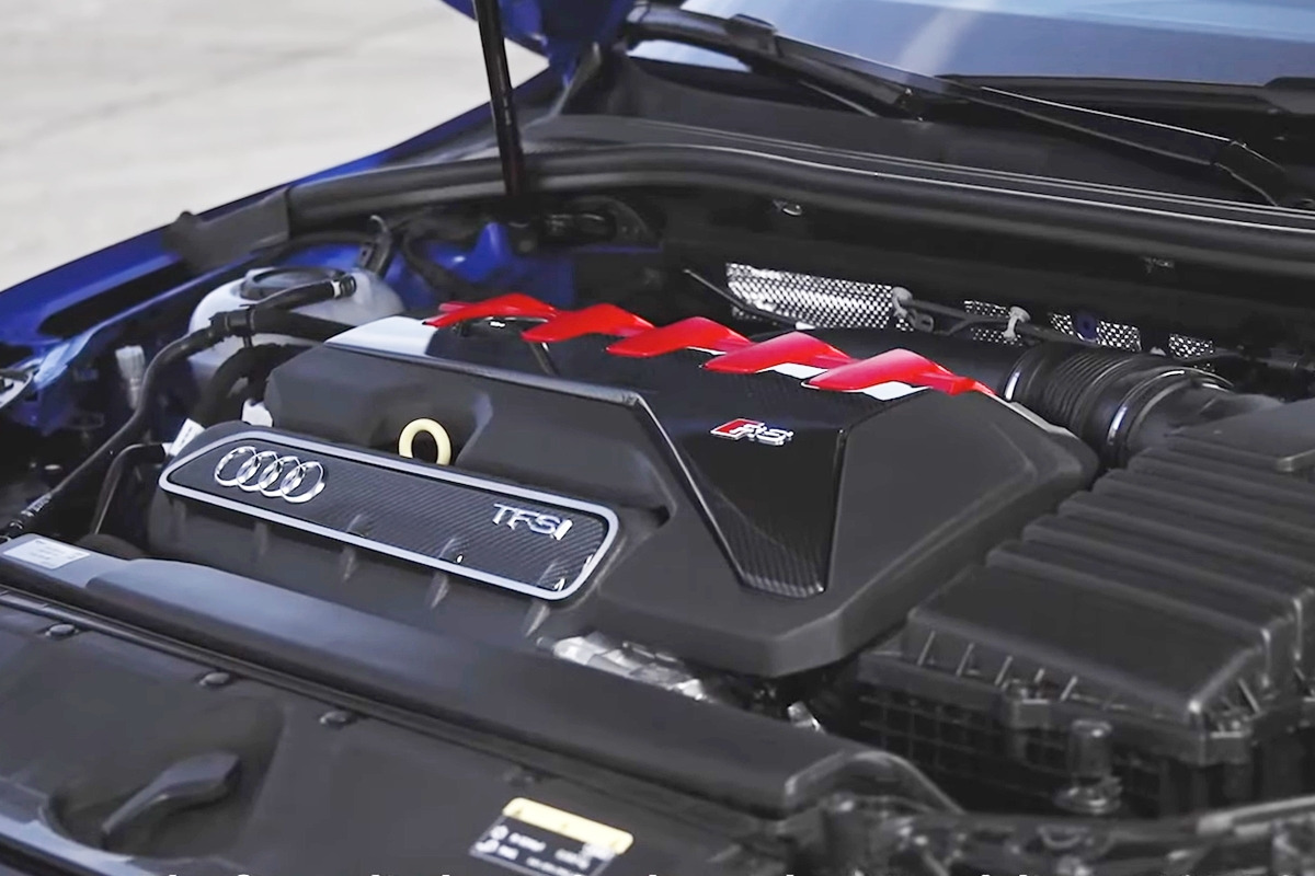 2_아우디 RS3 퍼포먼스 에디션 엔진룸_YouTube 'YOUCAR'.jpg