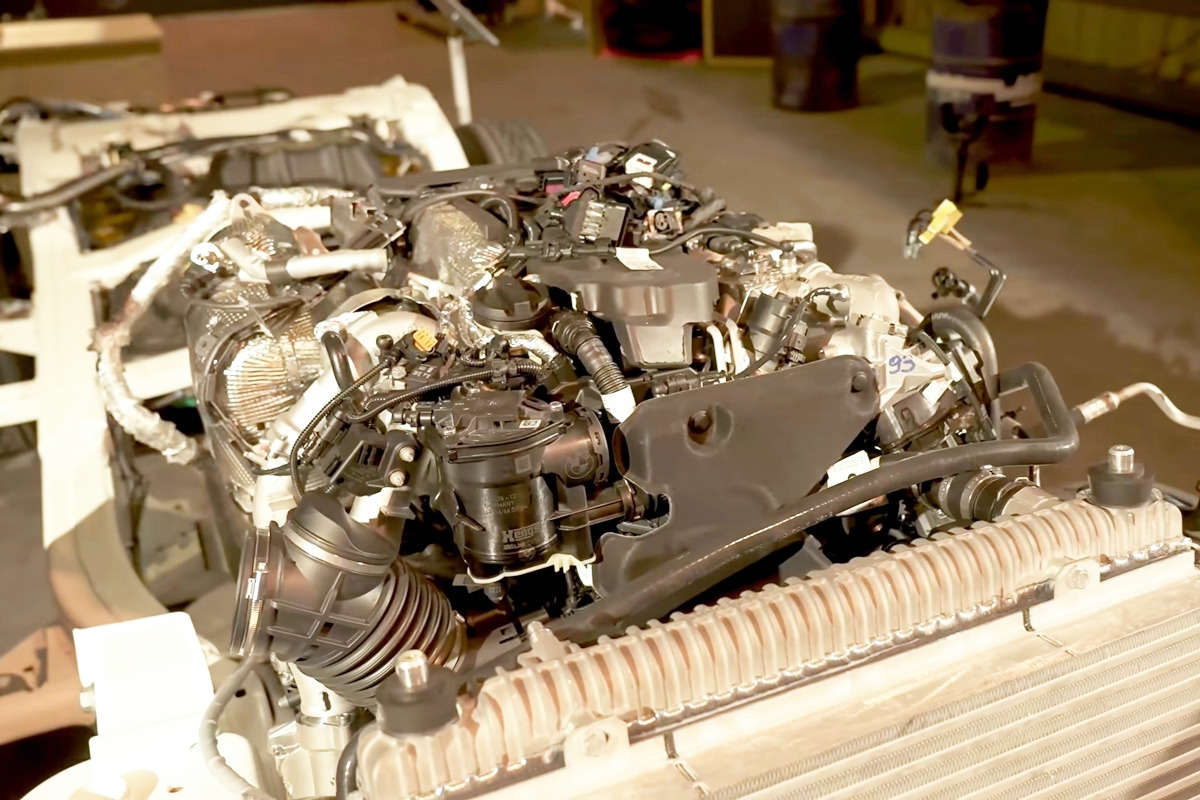 3_이네오스 그레나디어 파워트레인_유튜브 채널 'carwow'.jpg