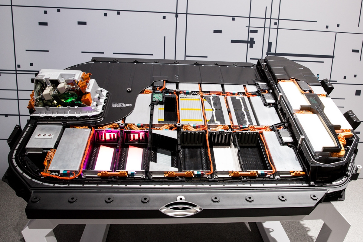 2_아우디 E-트론 배터리팩_Engadget.jpg