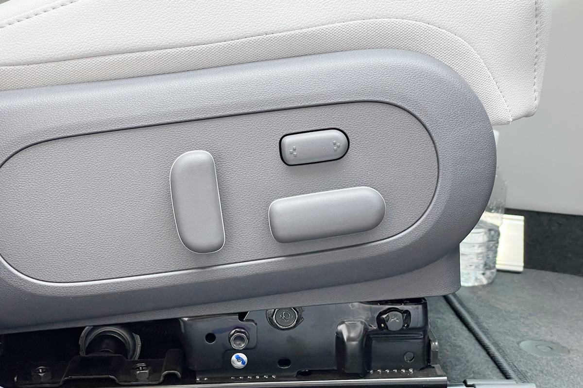 4_현대 코나 일렉트릭 조수석 전동 시트.jpg