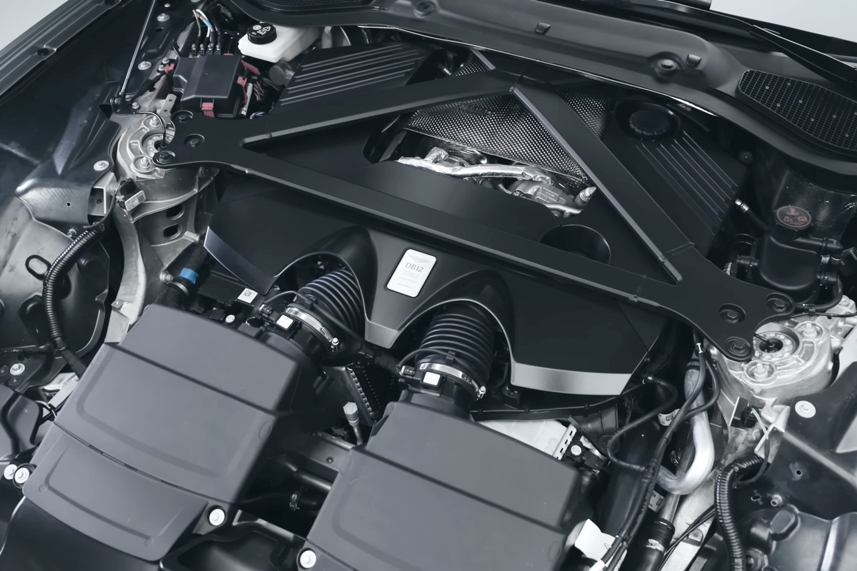 2_애스턴마틴 DB12 엔진룸_유튜브 채널 'Mr JWW'.jpg