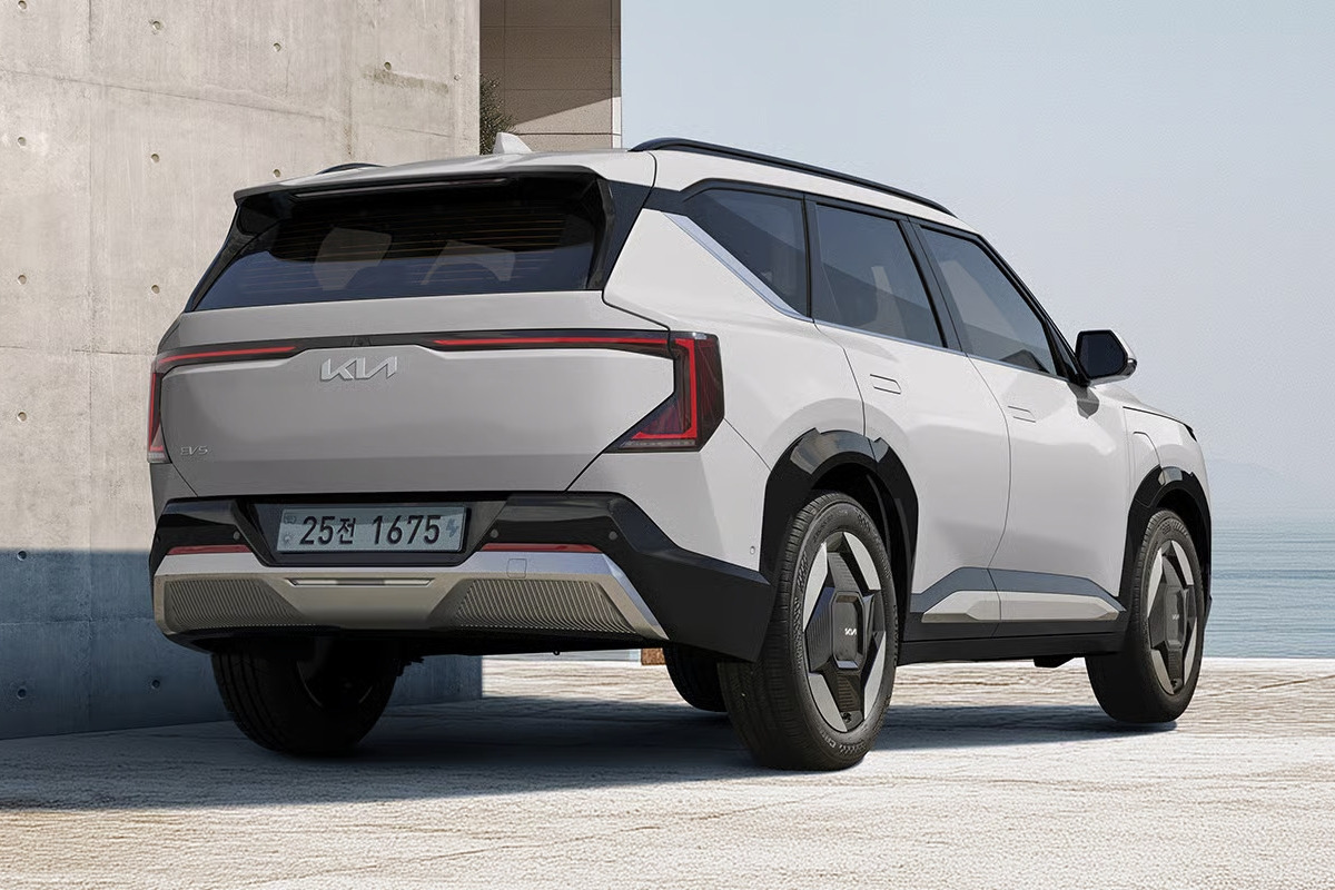 ev5_exterior_rear_pc-1.jpg