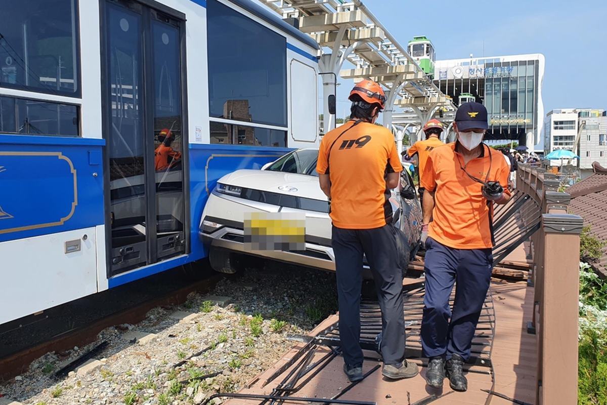 구조 작업 중인 소방관들.jpg