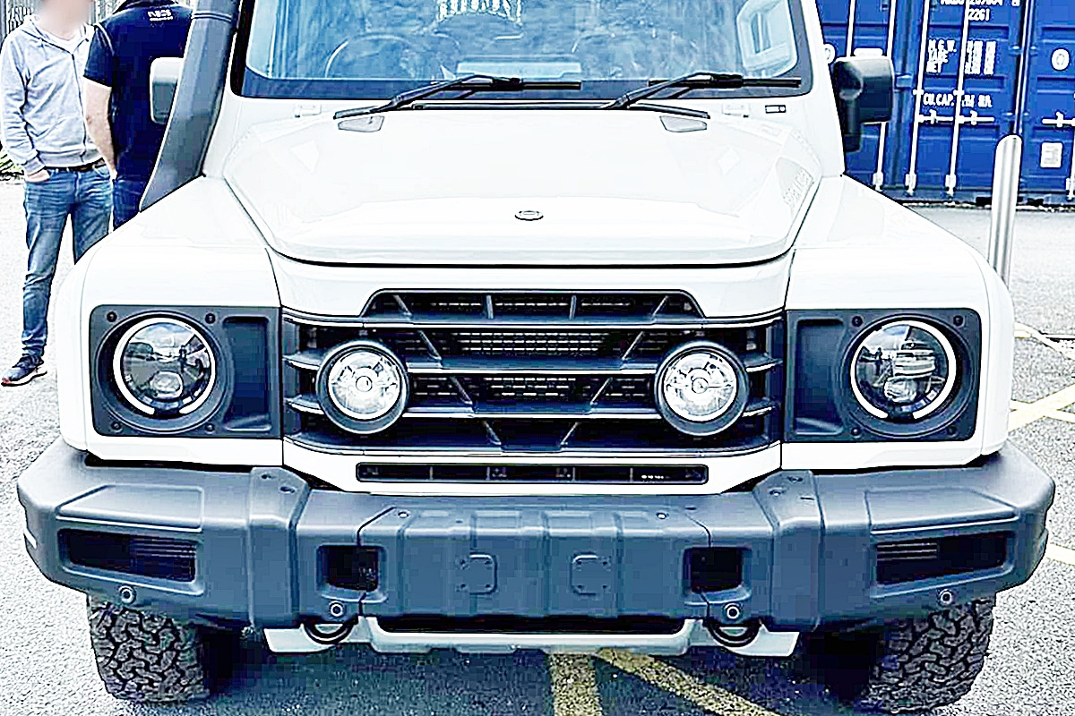 0_이네오스 그레나디어_Facebook 'Rebekah Davies'.jpg