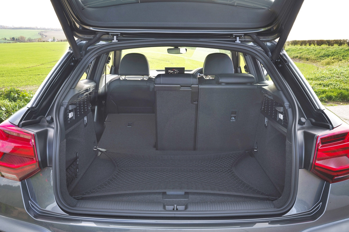 5_아우디 Q2 페이스리프트 트렁크_Carbuyer.jpg