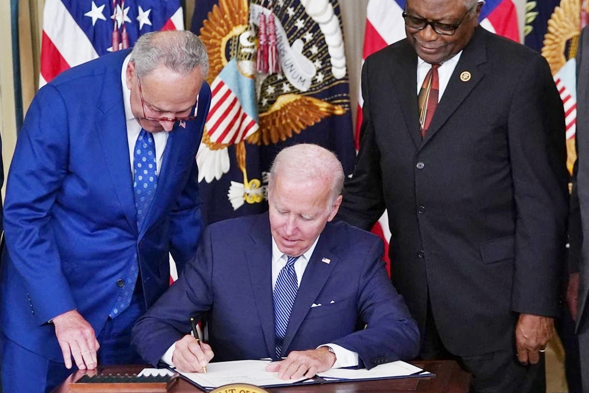 1_인플레이션 감축법에 서명하는 조 바이든 미국 대통령_CNN.jpg