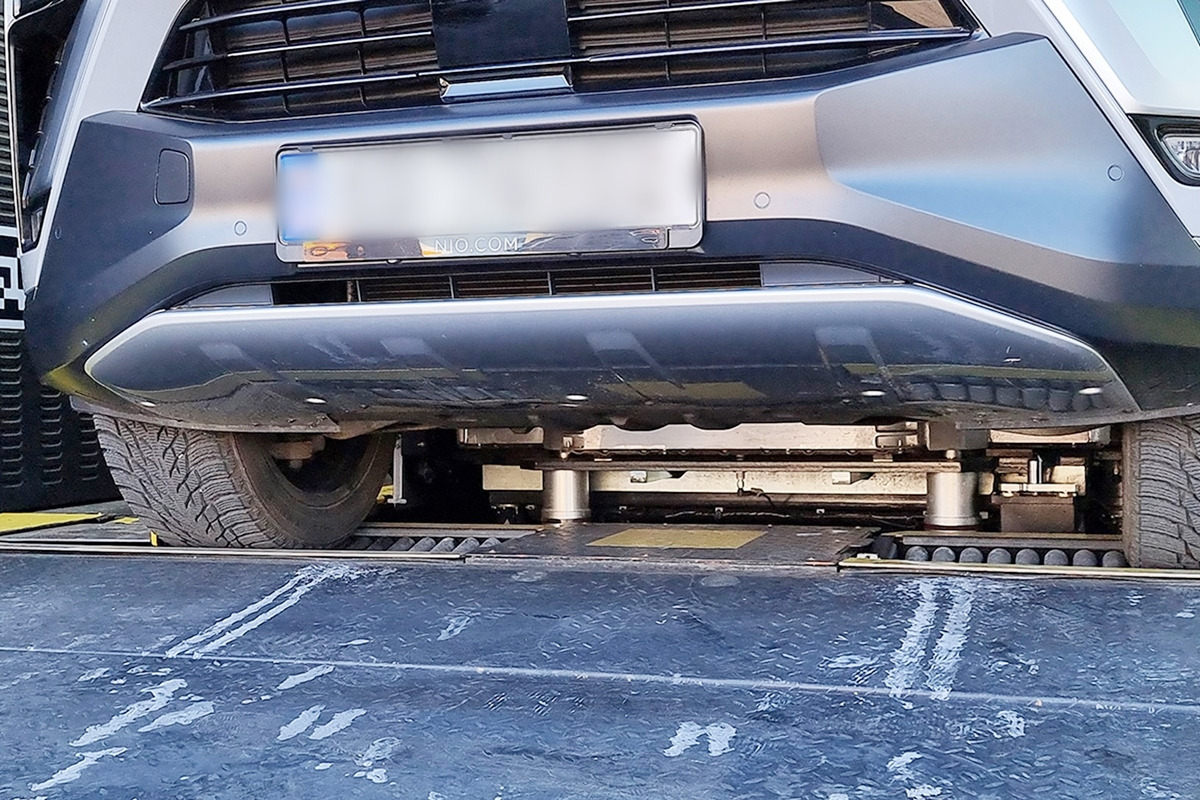 5_파워 스왑 스테이션에서 배터리 교체 중인 니오 전기차_Car Magazine.jpg