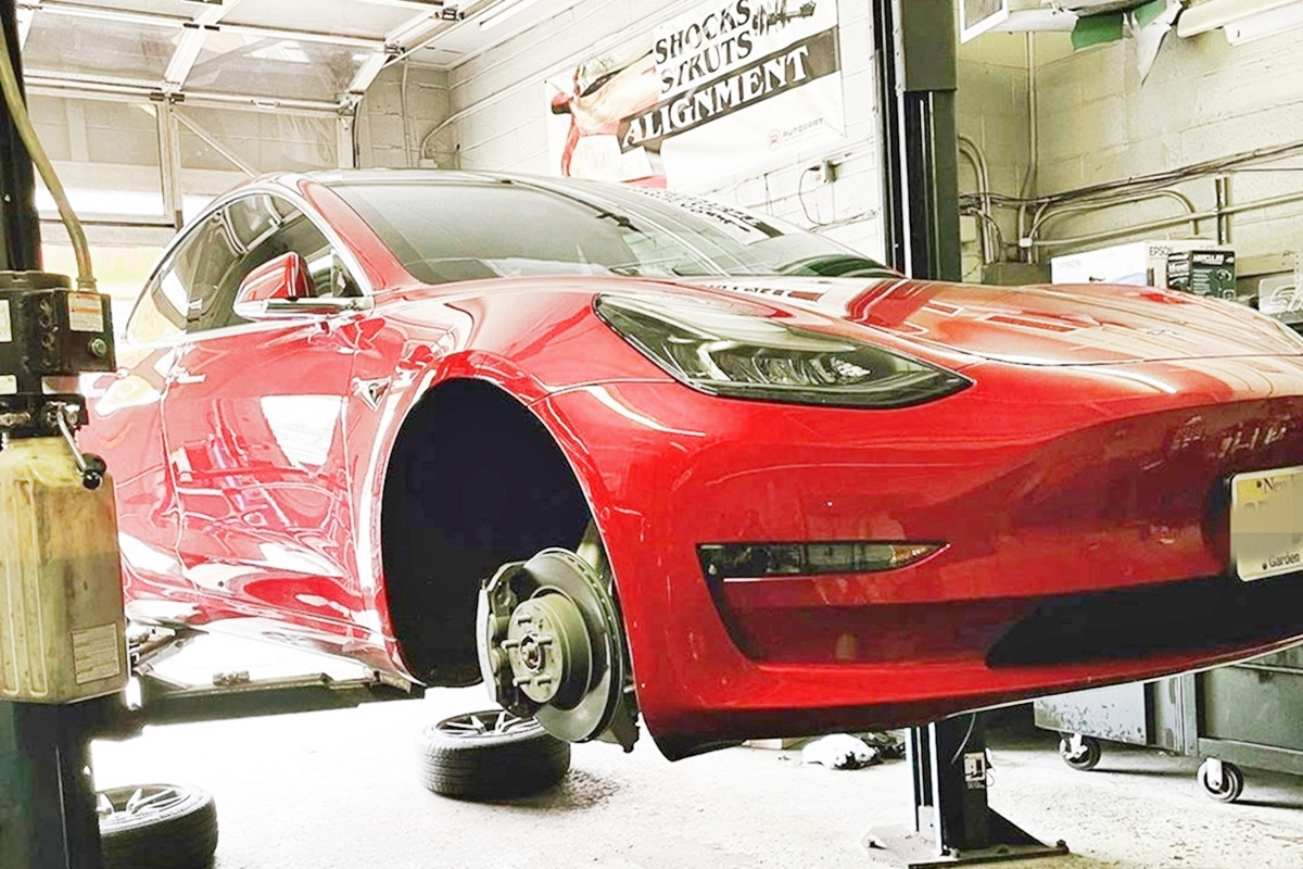 2_정비소에 입고된 테슬라 차량.jpg