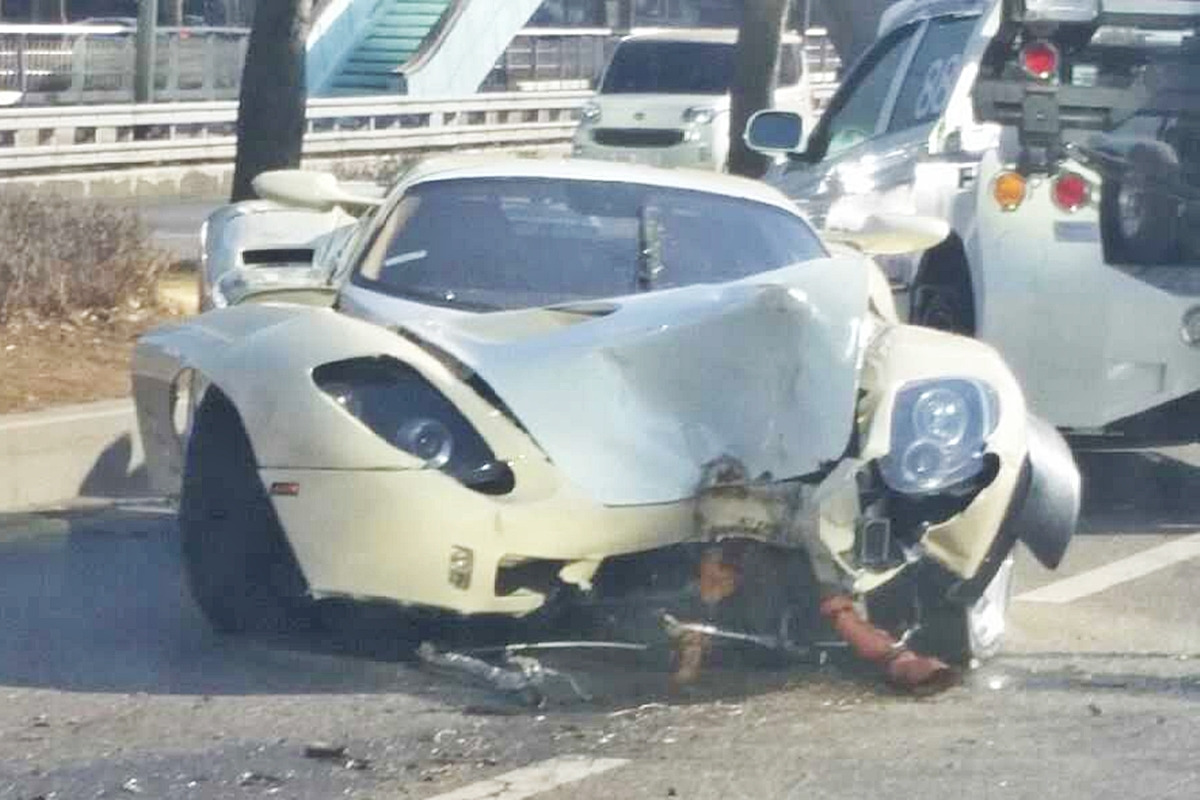 4_사고로 파손된 드 마크로스 에피크 GT1_'짱공유'.jpg