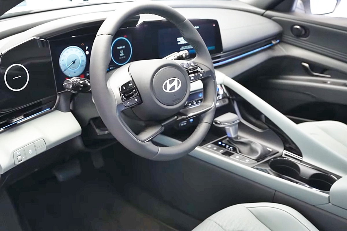 3_아반떼 페이스리프트 인테리어_유튜브 채널 '우파푸른하늘Woopa TV'.jpg