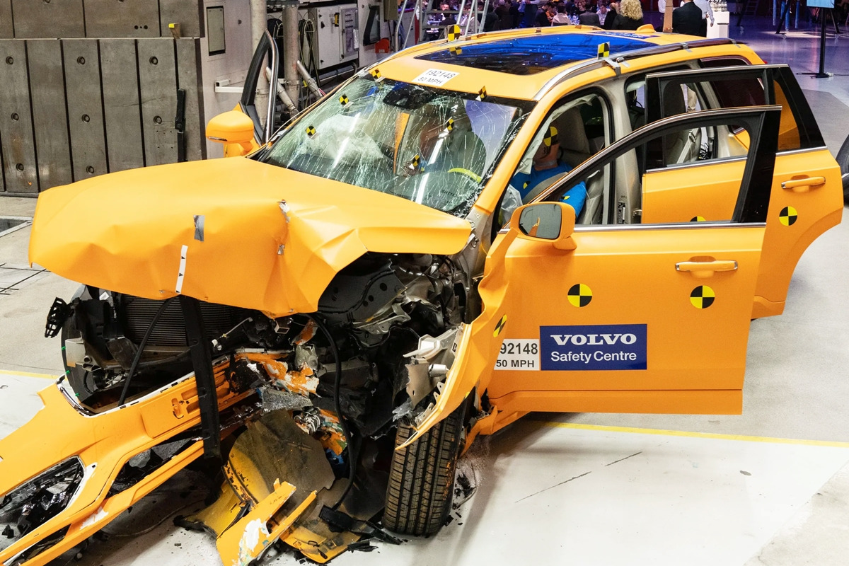 4_파손된 볼보 테스트 차량.jpg