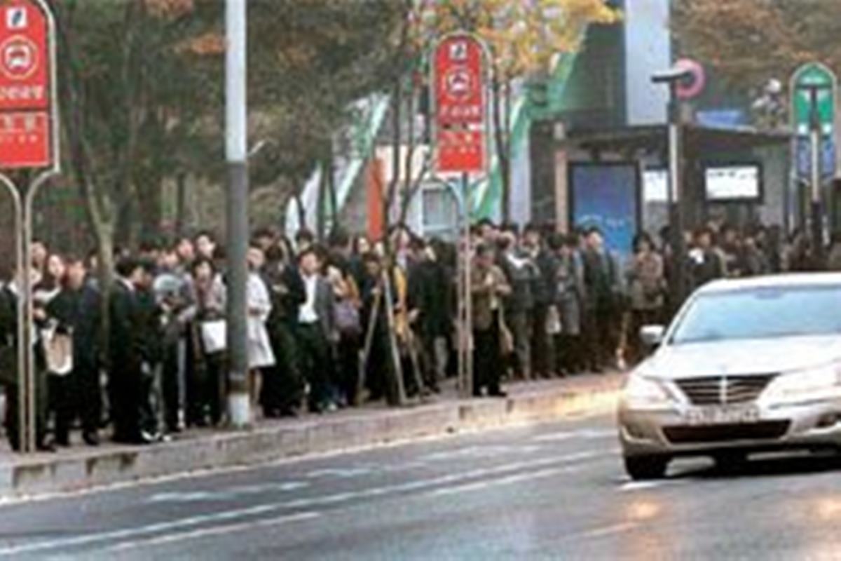 2010년 용인에서 광역버스를 기다리는 사진.jpg