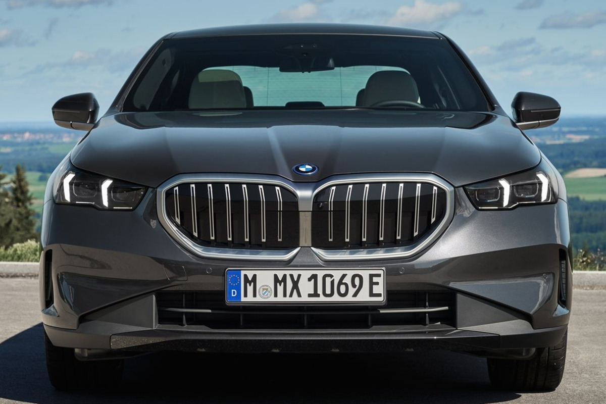 BMW-530e_Sedan-2024-1280-0caae9677d2a183f3b1caadd7133efd0fb.jpg