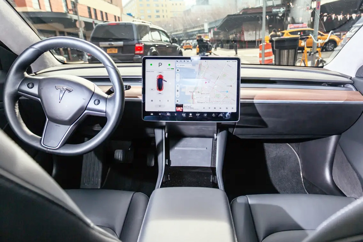 3_테슬라 모델 3 인테리어_Business Insider.jpg