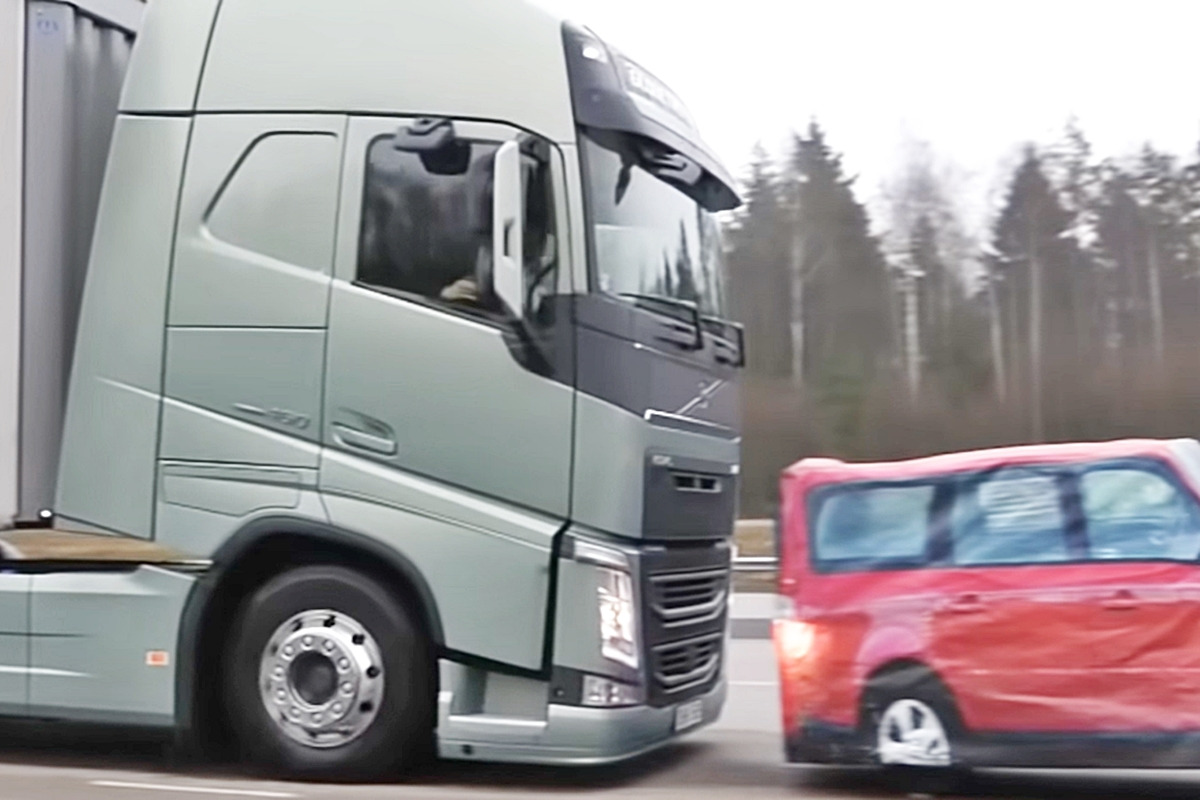 2_볼보 트럭 AEB 작동 테스트_Road & Track.jpg