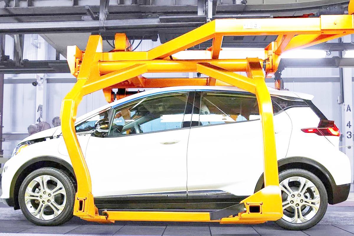 조립 중인 볼트 EV.jpg