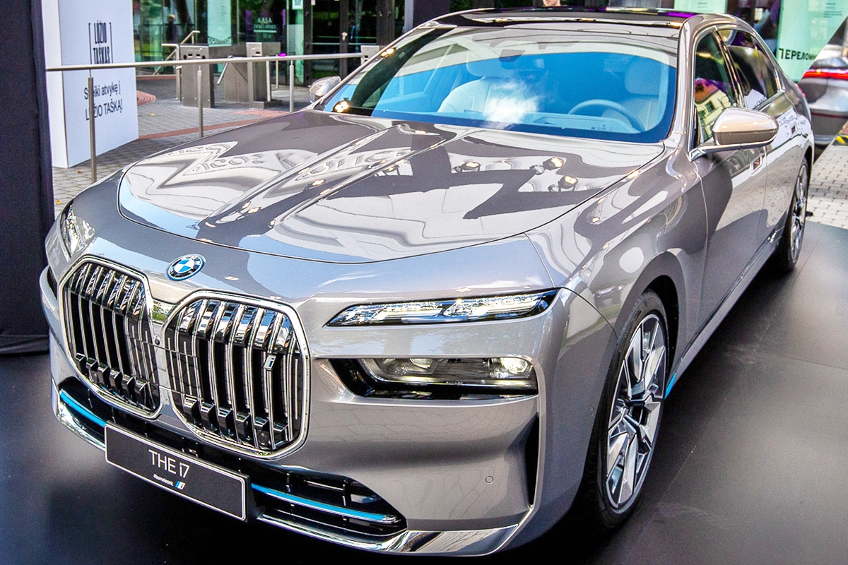 5_BMW i7_Wikipedia.jpg