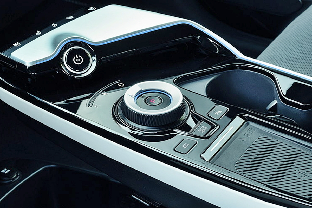 4_기아 EV6 전자식 변속 다이얼_Sunday Times Driving.jpg