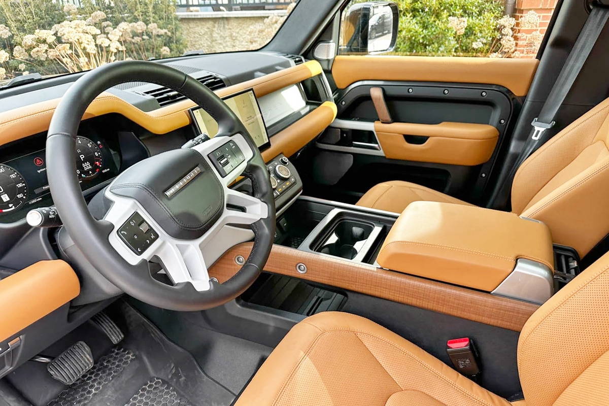 5_랜드로버 디펜더 130 인테리어_The Awesomer.jpg