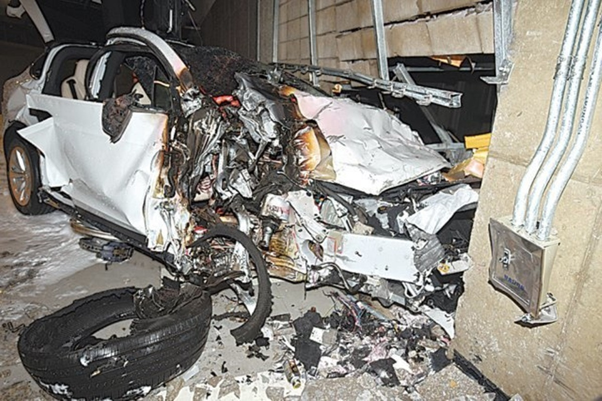 13 서울 용산구에서 콘크리트 벽에 충돌한 후 화염에 휩싸였던 테슬라의 모델X 차량 뉴시스 - 복사본.jpg