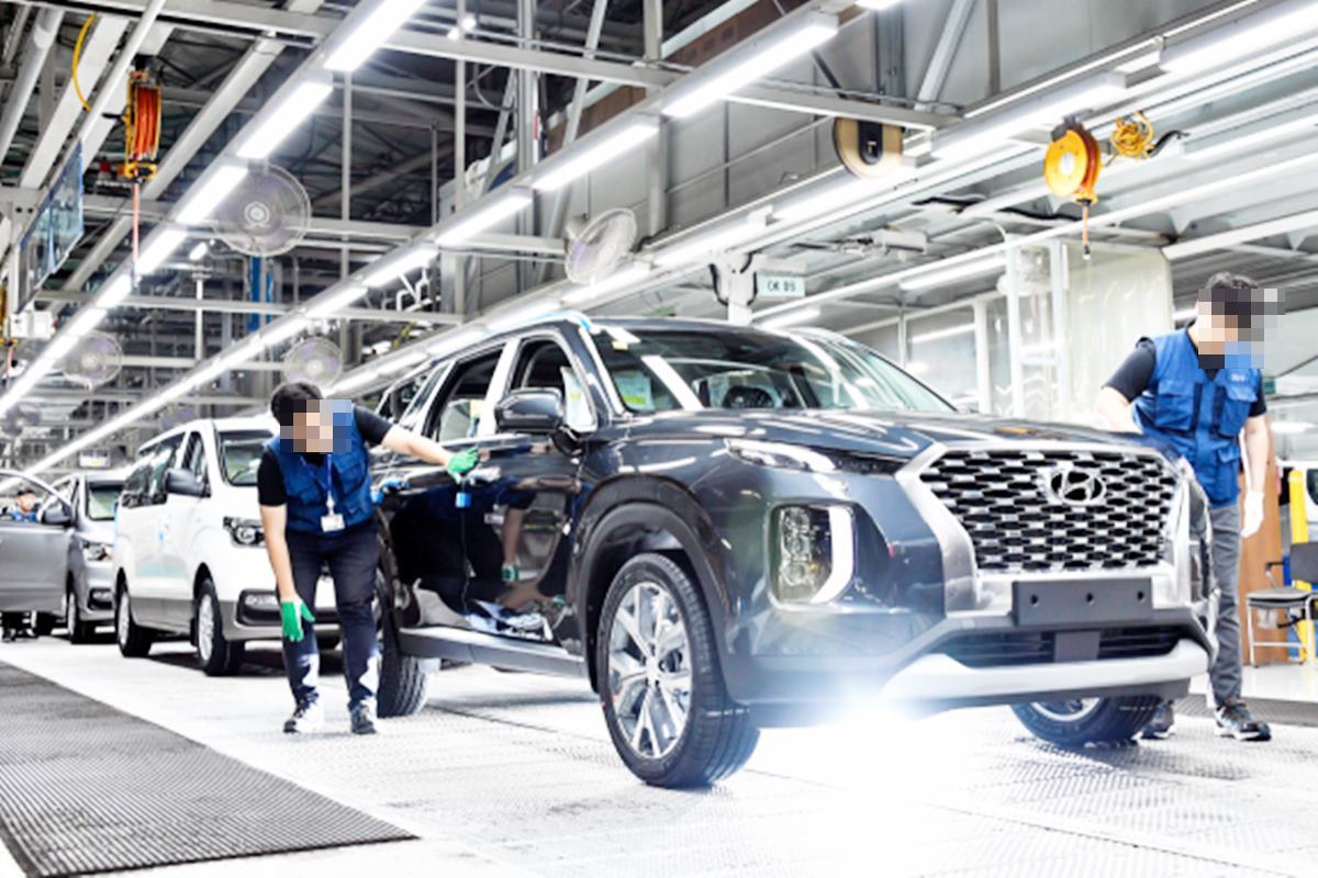 검수 중인 팰리세이드 서울경제신문.jpg