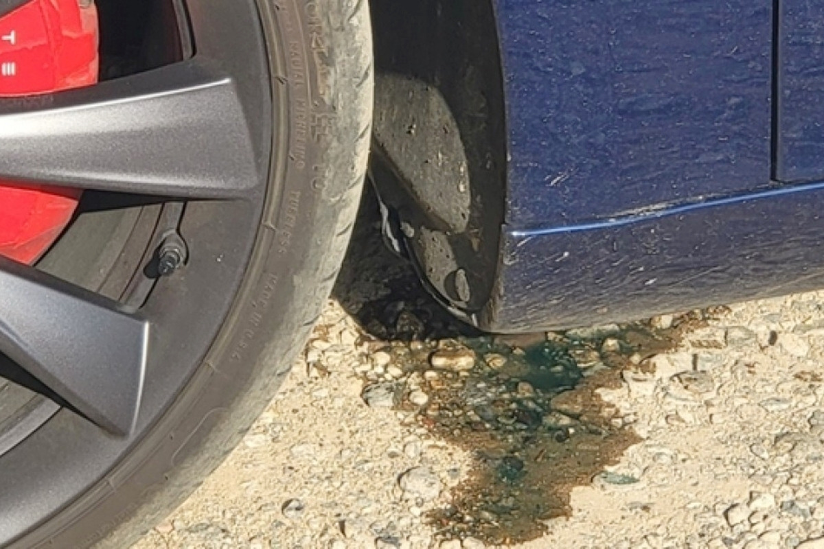 6_시속 20km로 돌 밟고 배터리 냉각 라인 파열된 테슬라 차량_테슬라 커뮤니티 캡처.jpg