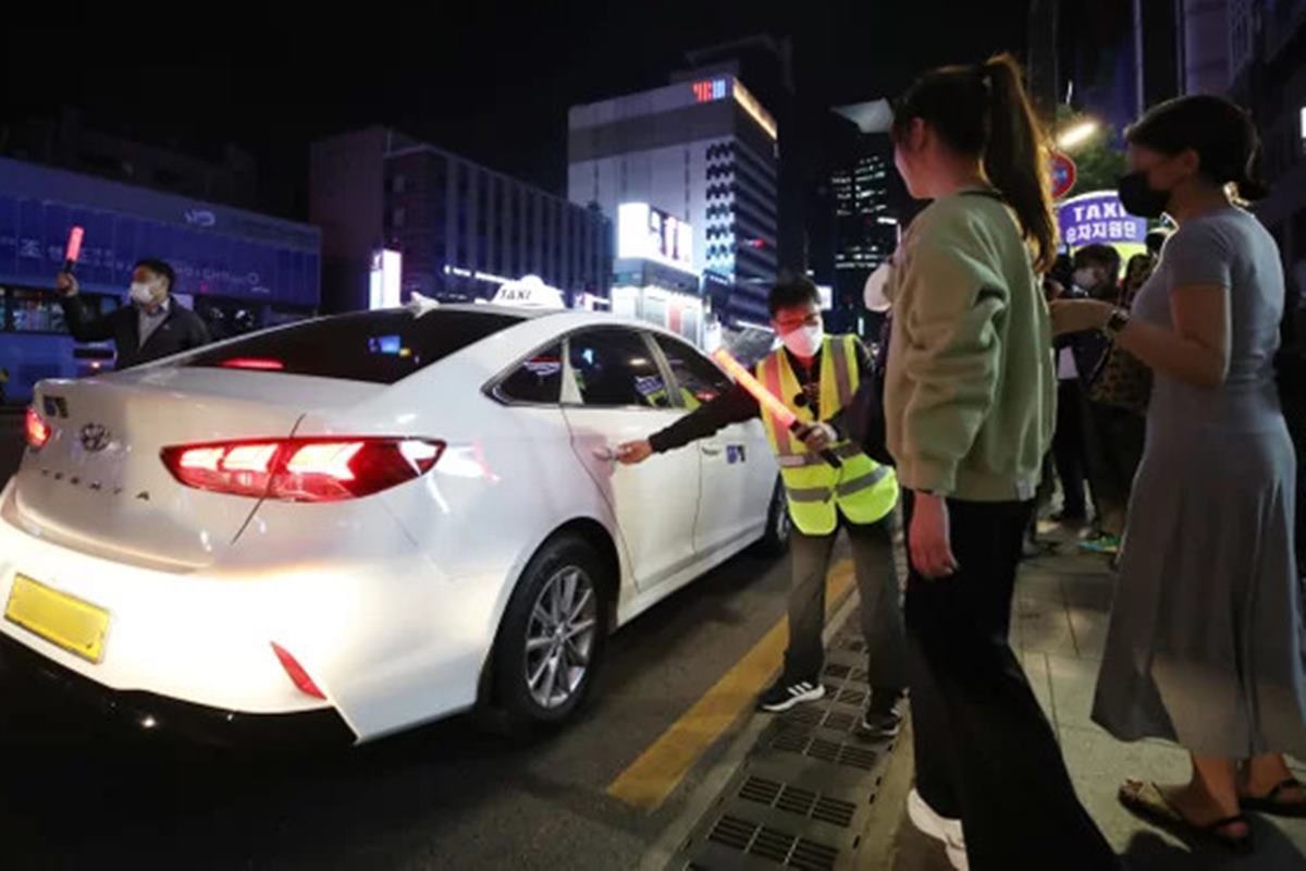 택시  탑승 중인 승객들 뉴스1.jpg