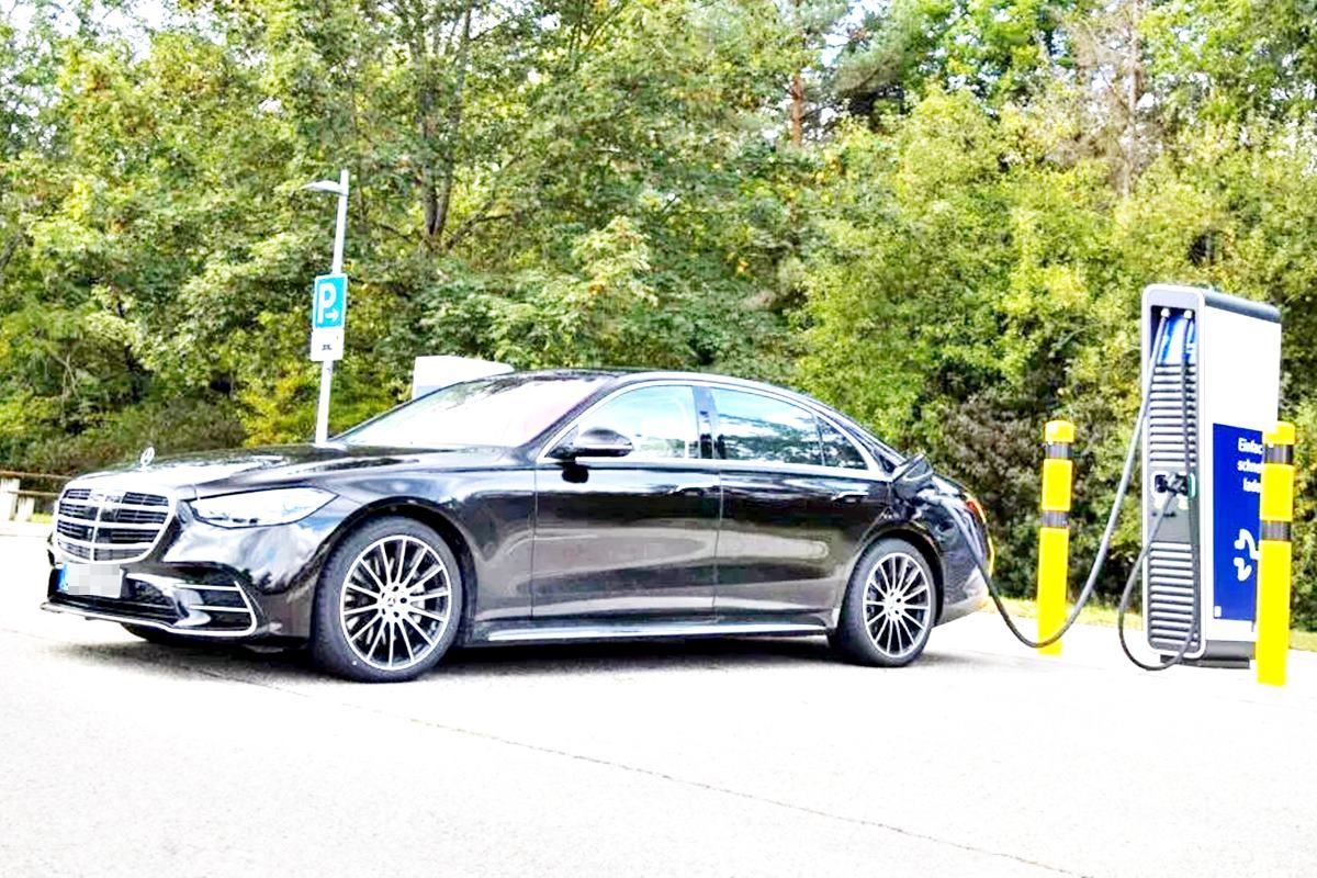 충전 중인 S580 PHEV Carcoops.jpg