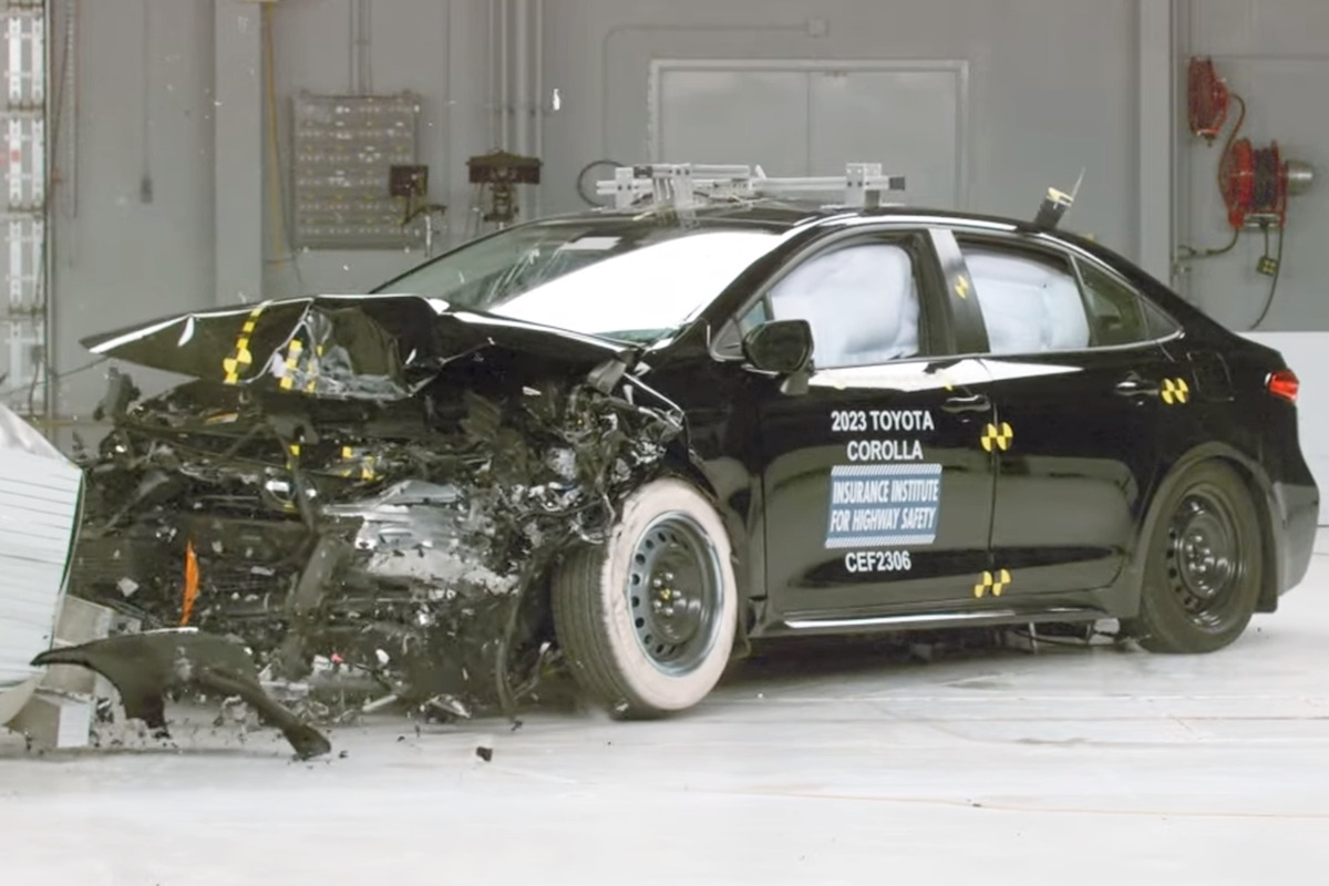 2_토요타 코롤라 충돌 테스트_유튜브 채널 'IIHS'.jpg