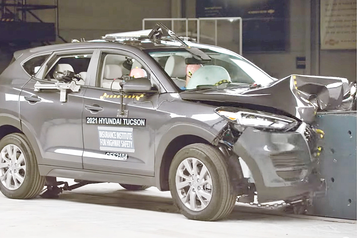 7_투싼 충돌 테스트_유튜브 채널 'IIHS'_2.jpg