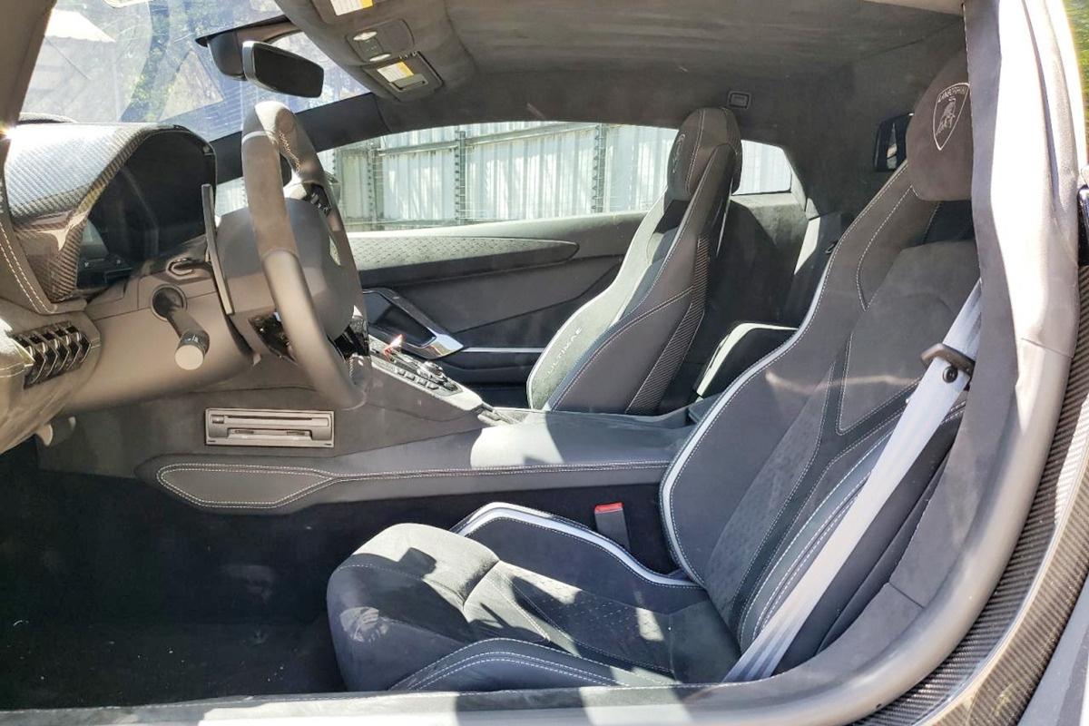 3_람보르기니 아벤타도르 얼티메 전손 매물 인테리어_'Copart'.jpg