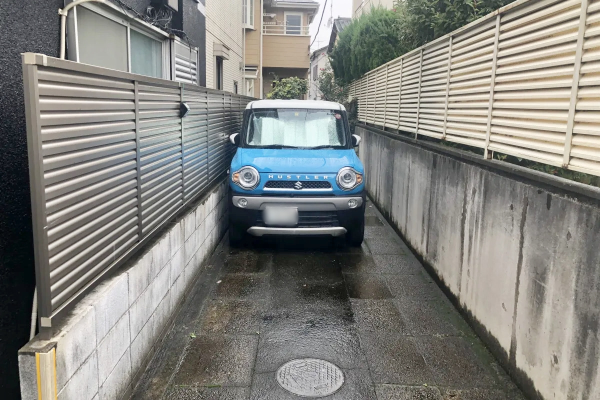 2_좁은 골목길에 주차된 스즈키 허슬러.jpg